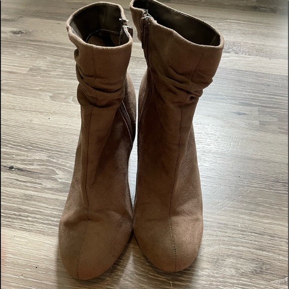 Bonnibel Shoes - [Bonniebel] EUC Tan suede slouchy ankle boots. Women size 8. Heels roughly 3.5”